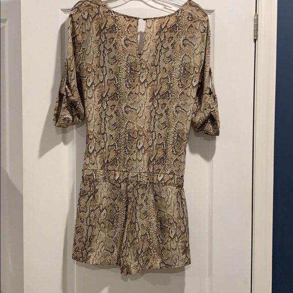 Snakeskin pattern romper - Picture 7 of 9